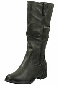 Botte en cuir vert olive hauteur genou avec un design froissé, bout rond et petit talon carré. Comprend des accents de couture et un logo sur le côté.