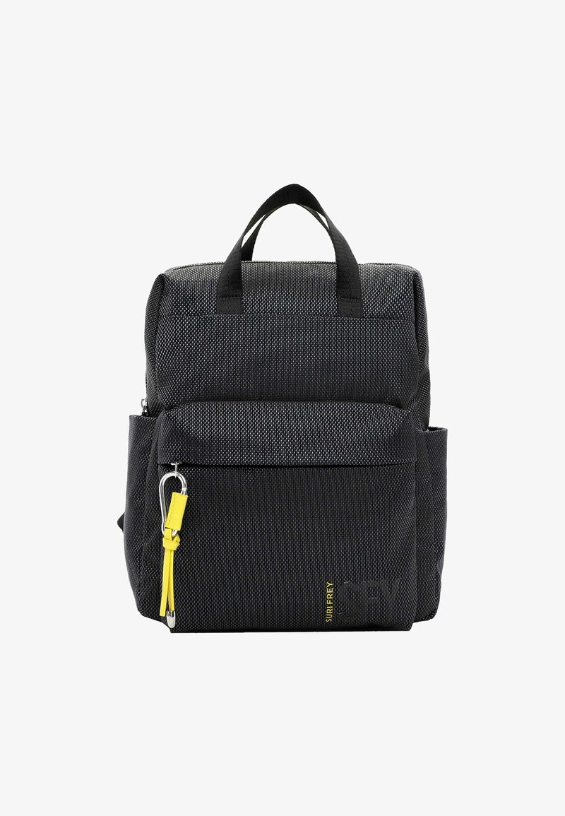 Sac à dos noir en nylon avec une surface texturée, deux poignées supérieures, poche zippée à l'avant et accent jaune sur la tirette de la fermeture éclair, comportant un logo.