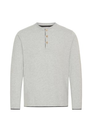 Hellgraues Langarmshirt aus weichem Stoff mit einem runden Halsausschnitt und drei Holzknöpfen mit kontrastierendem dunklem Besatz.