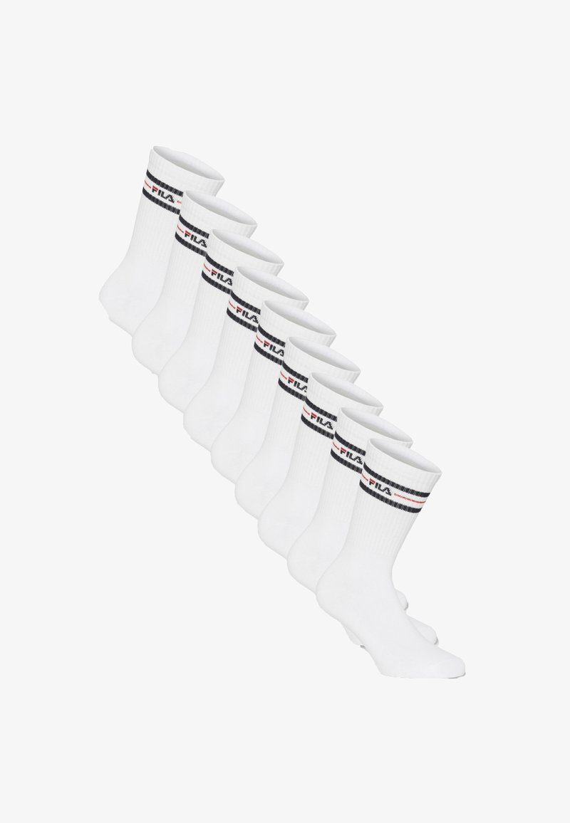 Dix paires de chaussettes blanches montantes avec des logos FILA noirs et rouges et des bandes près du haut, disposées en rangée diagonale sur un fond blanc.