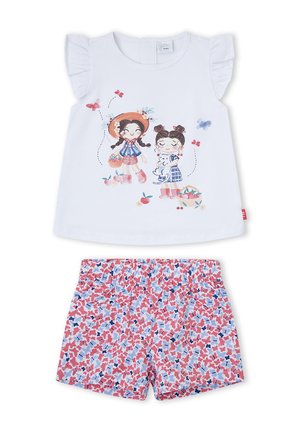 Top blanco sin mangas con volantes en los hombros con dos niñas y mariposas, combinado con unos pantalones cortos estampados de flores en rosa, azul y blanco.