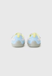 Baskets avec un design bleu clair, blanc et gris ; dotées d'une tige texturée, d'un col rembourré et d'accents jaunes. Sangle ajustable.