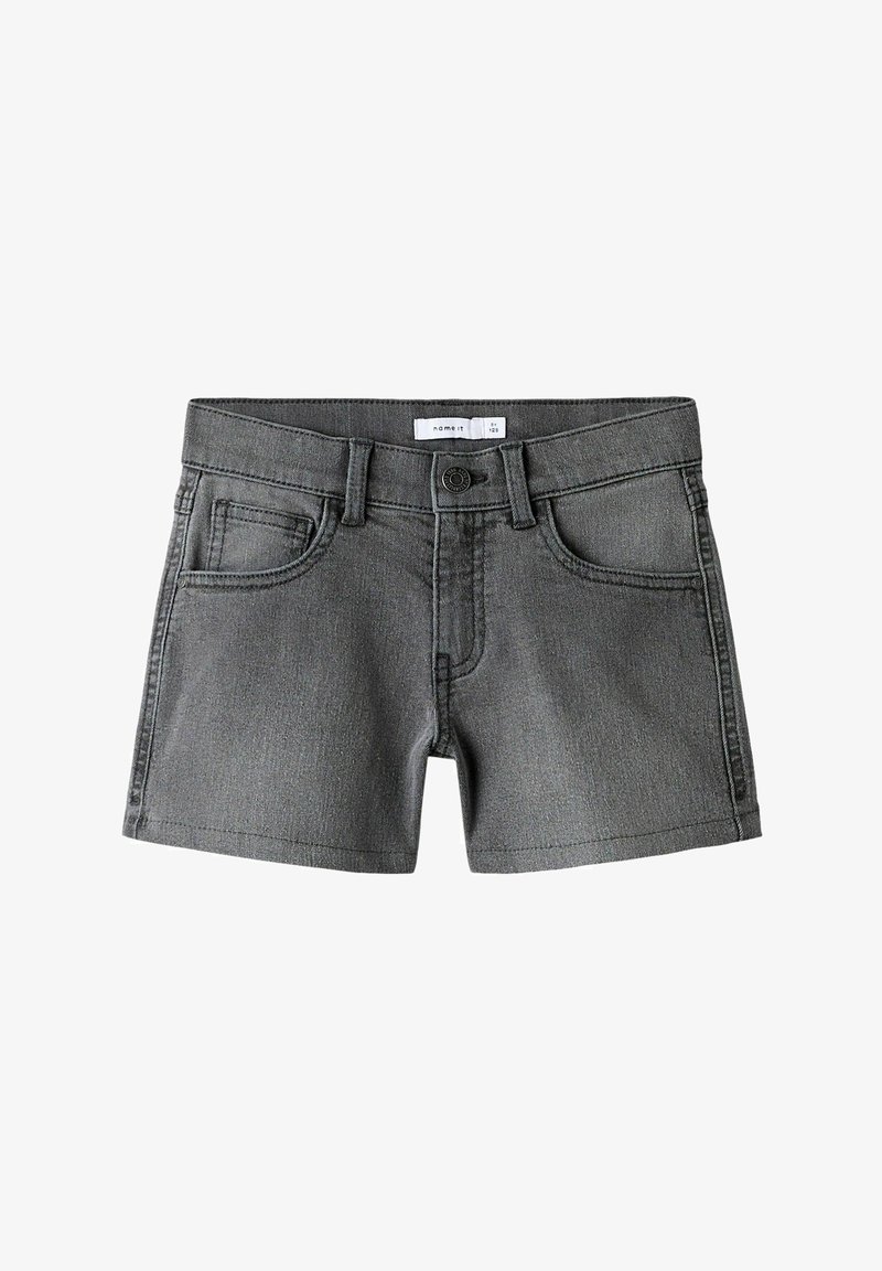 Shorts pour enfants en denim gris avec bouton devant, passants de ceinture, deux poches et une petite poche pour les pièces.