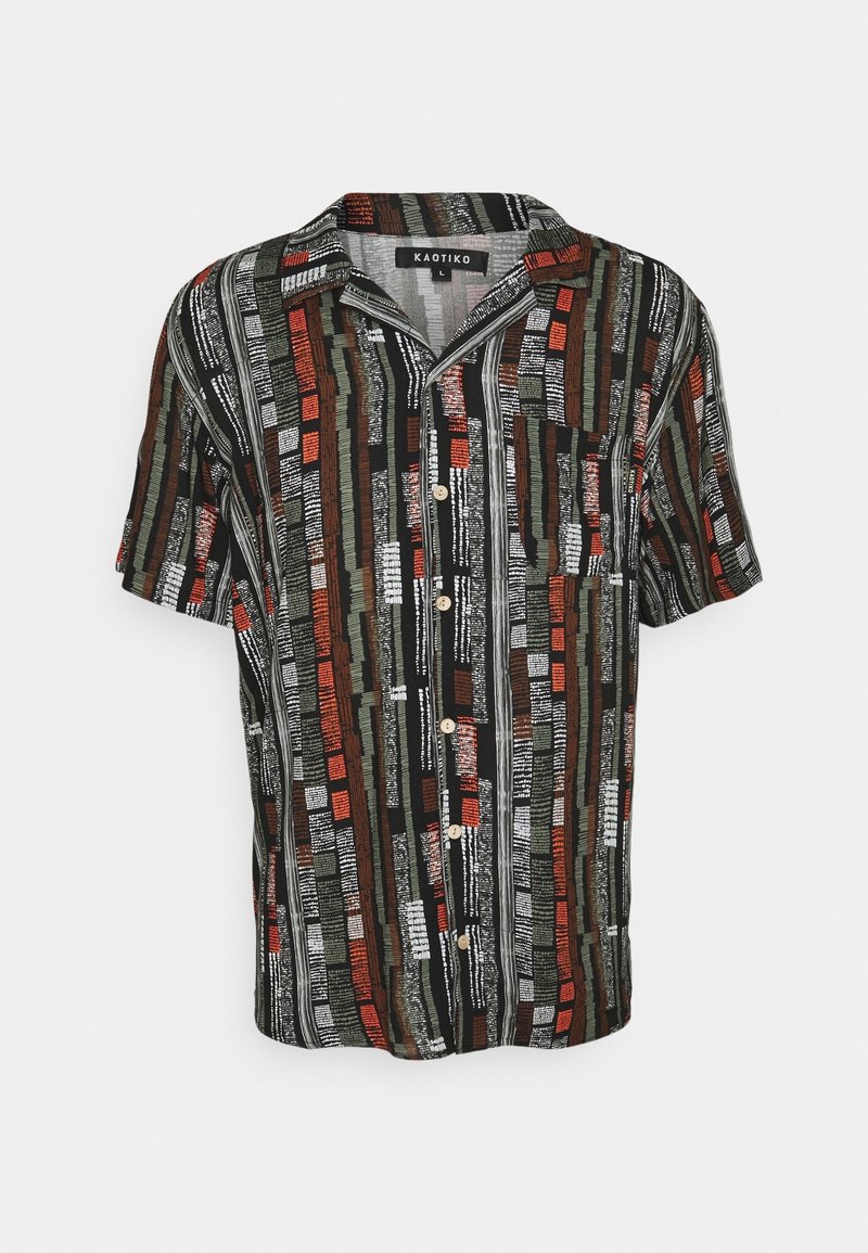 Camicia a maniche corte con bottoni nera, caratterizzata da un motivo a righe multicolore in rosso, verde e bianco, con taschino sul petto e bottoni di legno.