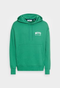 Sudadera verde de mezcla de algodón, con un bolsillo frontal, capucha ajustable con cordón, y un logotipo en blanco en el pecho.