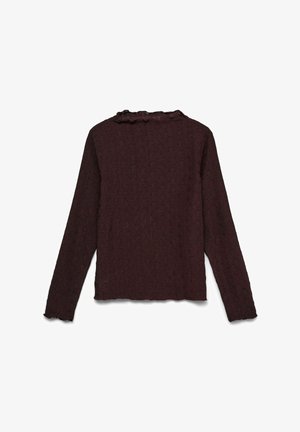 Bordo top s dugim rukavima s teksturiranim pletenim uzorkom i naboranim izrezom. Ima skraćeni rub i detalje otvorene tkanine.