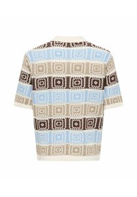 Pull en tricot à manches courtes avec des rayures horizontales de motifs géométriques en beige, marron et bleu clair sur un fond crème.