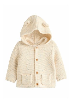 Cárdigan de bebé de punto color crema con capucha que tiene orejas pequeñas, tres botones de madera, dos bolsillos delanteros y un patrón moteado.