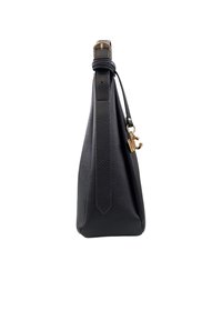 Borsa a mano in pelle nera con una finitura testurizzata. Presenta un accento in hardware dorato e una tracolla sottile, che si assottiglia alla base per una forma geometrica.