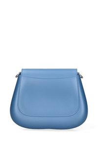 Blaue Lederhandtasche mit abgerundetem Boden, flachem Verschluss und silbernen Hardware-Akzenten. Sie verfügt über eine glatte, matte Oberfläche und ein minimales Design.