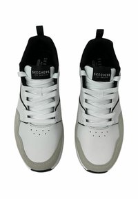 Baskets Skechers avec une tige en cuir blanc, des accents en daim gris, un intérieur noir et des lacets blancs plats, avec des détails de perforation sur les orteils.