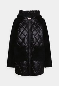 Svart puffjacka med en quiltad design, pluffsig, texturerad huva och ärmar samt två framfickor.