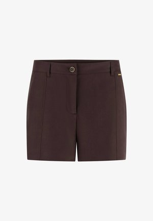 Shorts marron foncé ajustés avec fermeture boutonnée à l'avant, passants pour ceinture et une petite étiquette dorée de la marque sur la ceinture.