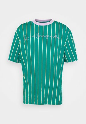 Groene gestreepte t-shirt met verticale lijnen in geel, met een lila ronde hals en geborduurde tekst op de borst. Korte mouwen.