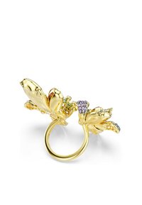 Anello d'oro con grandi design a forma di farfalla, decorato con gemme viola e blu su uno sfondo bianco.