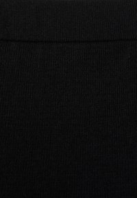 Tissu tricoté noir avec une texture fine, une couleur uniforme et une surface lisse, comportant une couture en haut.