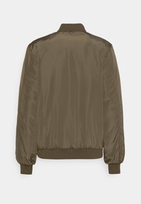 Olivově zelená bomber bunda s hladkým, lesklým povrchem, žebrovaným límcem a manžetami. Má na rukávech a spodním lemování nařasený design.