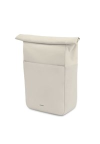 Béžová taška roll-top s texturovaným fabrickým tělem, přední kapsou a decentním brandingem na dolní části. Elegantní a minimalistický design.