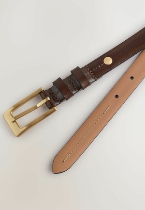 Brun läderbälte med en mässingsspänne, med ett slätt läderrem i tan-färg och dekorativa läderdetaljer med sömnad och metallaccent.