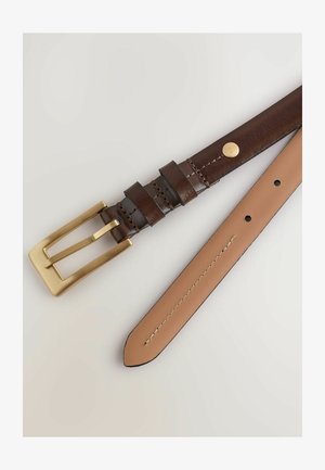 Cintura in pelle marrone con fibbia in ottone, caratterizzata da una cinghia in pelle liscia color tan e dettagli decorativi in pelle con cuciture e un accento metallico.