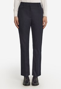 Marinblå byxor med rak benlösning, tillverkade av texturerat tyg; har en platt front, bältesloopar och en ren midja.