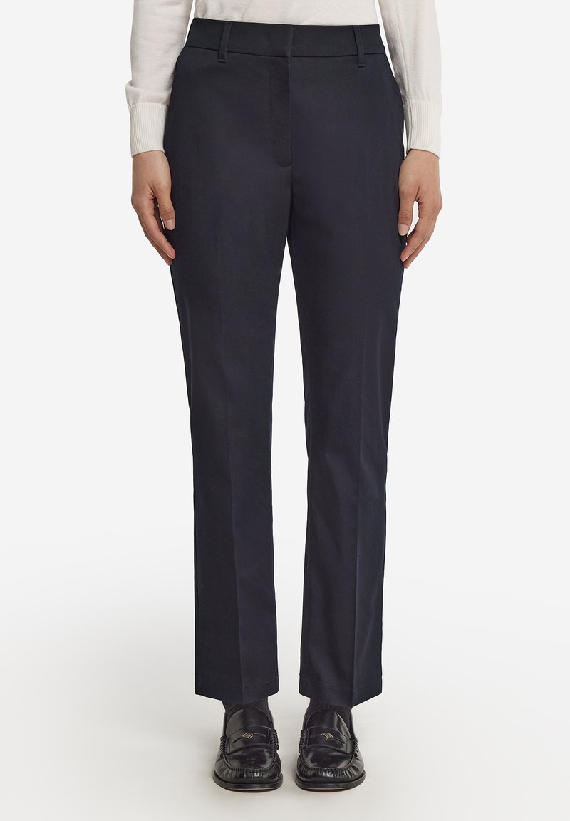 Marinblå byxor med rak benlösning, tillverkade av texturerat tyg; har en platt front, bältesloopar och en ren midja.