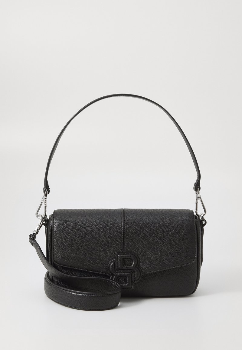 Sac à épaule en cuir noir texturé avec une bandoulière amovible, des fermoirs argentés et un logo à double lettre en relief sur le rabat avant.
