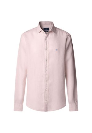 Jasnoróżowa koszula z długim rękawem wykonana z naturalnego materiału, z kołnierzykiem na guziki, guzikami z przodu i małym niebieskim haftowanym logo.