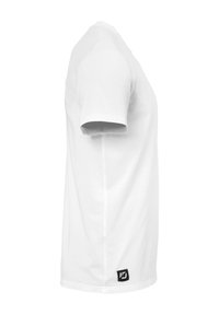 Witte katoenen T-shirt van opzij weergegeven, met korte mouwen, een normale pasvorm en een klein zwart logo labels op de zoom.