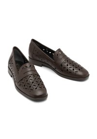 Braune Lederloafers mit durchbrochenem Blumenmuster, flachem Absatz und Schlupfdesign. Glatte Textur mit einem dezenten Glanz.