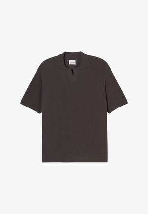 Polo a maniche corte di colore grigio scuro, realizzato in tessuto texturizzato. Presenta un colletto classico e un piccolo aperture frontale, con una vestibilità comoda.