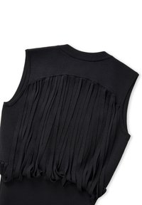 Top senza maniche nero con un design posteriore di frange di tessuto verticali. La texture è morbida e i bordi sono rifiniti con cura.