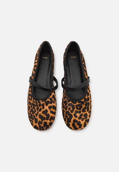 Ballet flatter med leopardmönster, mjuk textur, svarta accentremmar och rosettdetalj fram. Slät inredningsfoder.