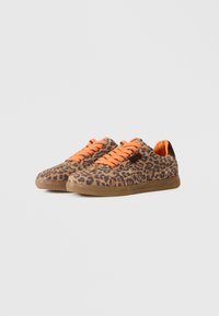 Tenisice s leopard uzorkom, narančastim vezicama, teksturiranom tkaninom i smešnim gumiranim đonom. Zaobljen vrh i niskoprofilni dizajn.