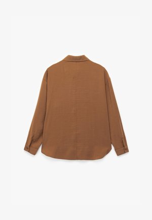 Camicia marrone a vestibilità ampia con colletto, maniche lunghe e polsini con bottone, caratterizzata da una texture liscia e un design con schiena aperta.