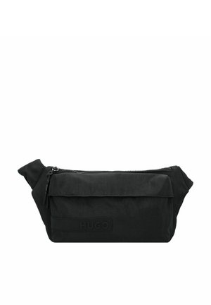 Borsa a tracolla nera in tessuto con chiusura zip, caratterizzata da una patta, logo in rilievo e superficie testurizzata. Cinghia regolabile e design elegante.