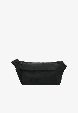 Borsa a tracolla nera in tessuto con chiusura zip, caratterizzata da una patta, logo in rilievo e superficie testurizzata. Cinghia regolabile e design elegante.