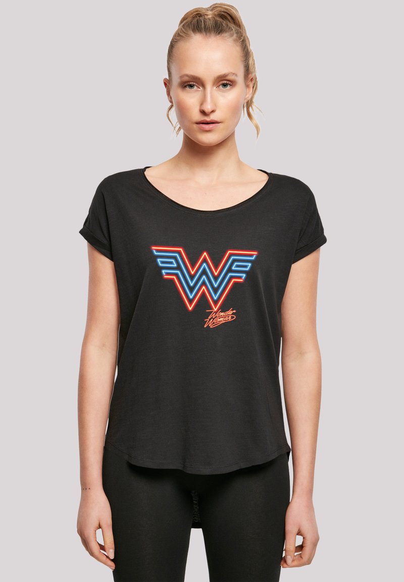 Svart T-skjorte med rullestropper, med en dristig, grafisk neonlys "WW" logo i rød og blå, med teksten "Wonder Woman" under.
