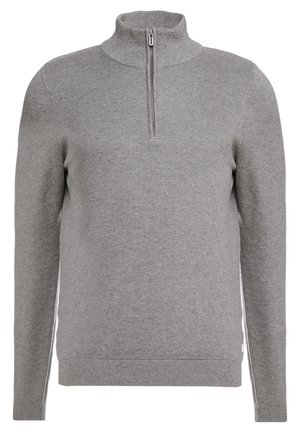 Jersey de punto gris claro con mangas largas, dobladillo y puños acanalados, y una cremallera corta en la parte delantera del cuello alto.