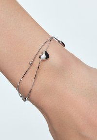 Srebrna bransoletka z delikatnym łańcuszkiem, małymi okrągłymi koralikami oraz sercami z polerowanym wykończeniem.