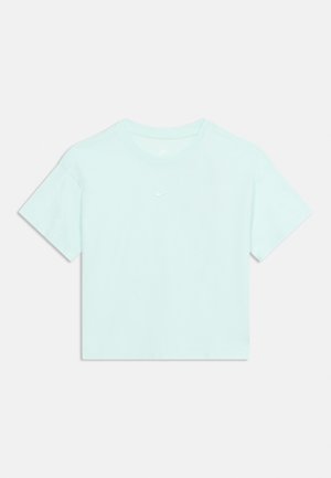 Hellblaues, kurzärmeliges, kurzes T-Shirt mit Rundhalsausschnitt und kleinem weißen Nike-Logo mittig unterhalb des Halsausschnitts.