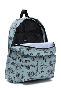 Zaino in tela azzurro chiaro con varie stampe grafiche nere. Presenta un compartimento principale con zip, una tasca frontale e una foderatura a scacchi nera.