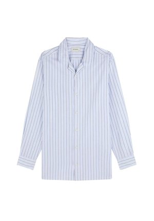 Camisa de manga larga azul claro con rayas verticales blancas y rojas, cuello puntiagudo, cierre frontal con botones y puños abotonados. Tejido suave.