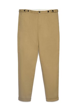Pantaloni casual beige con regolatori di vita con bottoni e orli risvoltati, mostrati stesi su sfondo bianco.