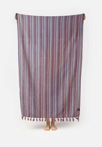 Asciugamano da spiaggia con un design a strisce multicolori in blu, rosso, giallo e viola, con frange annodate lungo il bordo.