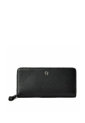 Cartera negra de cuero texturizado con cremallera alrededor, pequeño logo plateado y pestaña de tirador sobre fondo blanco.