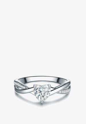 Silberner Ring mit einem herzförmigen Diamant im Zentrum und einem verdrehten Band, das auf jeder Seite mit kleinen runden Diamanten verziert ist.