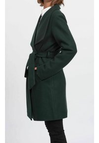 Grüner Wollmischmantel mit tailliertem Gürtel, offenem Kragen und Seitentaschen. Verfügt über eine strukturierte Silhouette und eine glatte Textur.