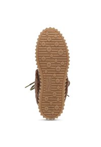 Tan rubber buitenzool met cirkelvormige en ovale antislip patronen. Zachte, gestructureerde bruine bovenkant met bijpassende veters en een afgerond ontwerp van de neus.