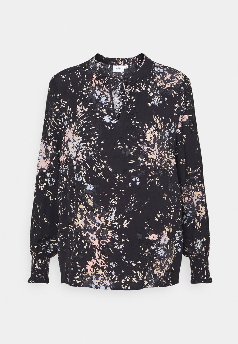 Blusa nera con motivi floreali in rosa chiaro, blu e bianco. Presenta un collo rotondo e maniche lunghe con polsini elasticizzati. Tessuto morbido.